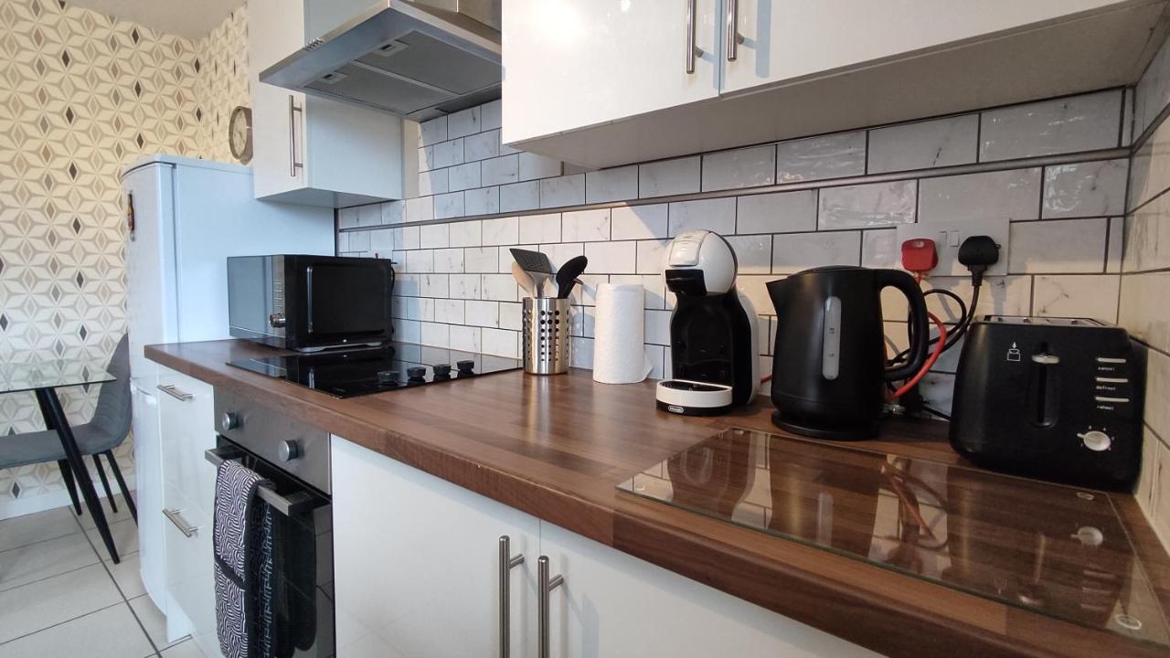 Modern 1-Bed Flat In Wigan Apartment Екстериор снимка