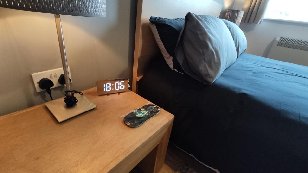 Modern 1-Bed Flat In Wigan Apartment Екстериор снимка