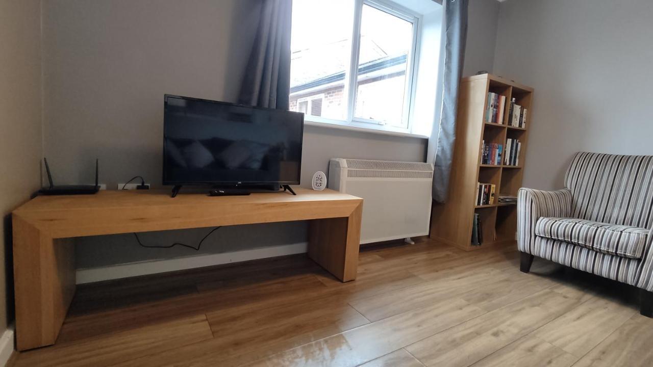 Modern 1-Bed Flat In Wigan Apartment Екстериор снимка