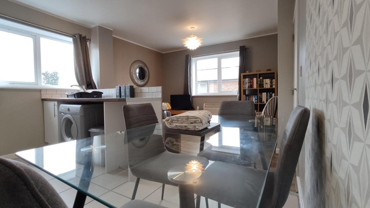 Modern 1-Bed Flat In Wigan Apartment Екстериор снимка